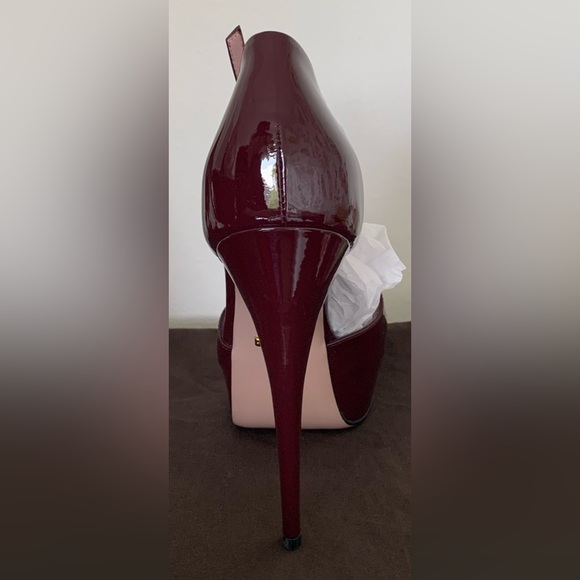 Excellent Condition, Gently Worn, Gucci, Burgundy Patent Leather Pump, Size 37/7 - Picture 8 of 15